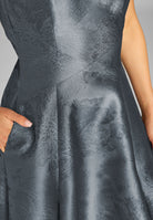 Abendkleid aus floralem Jacquard mit V-Ausschnitt