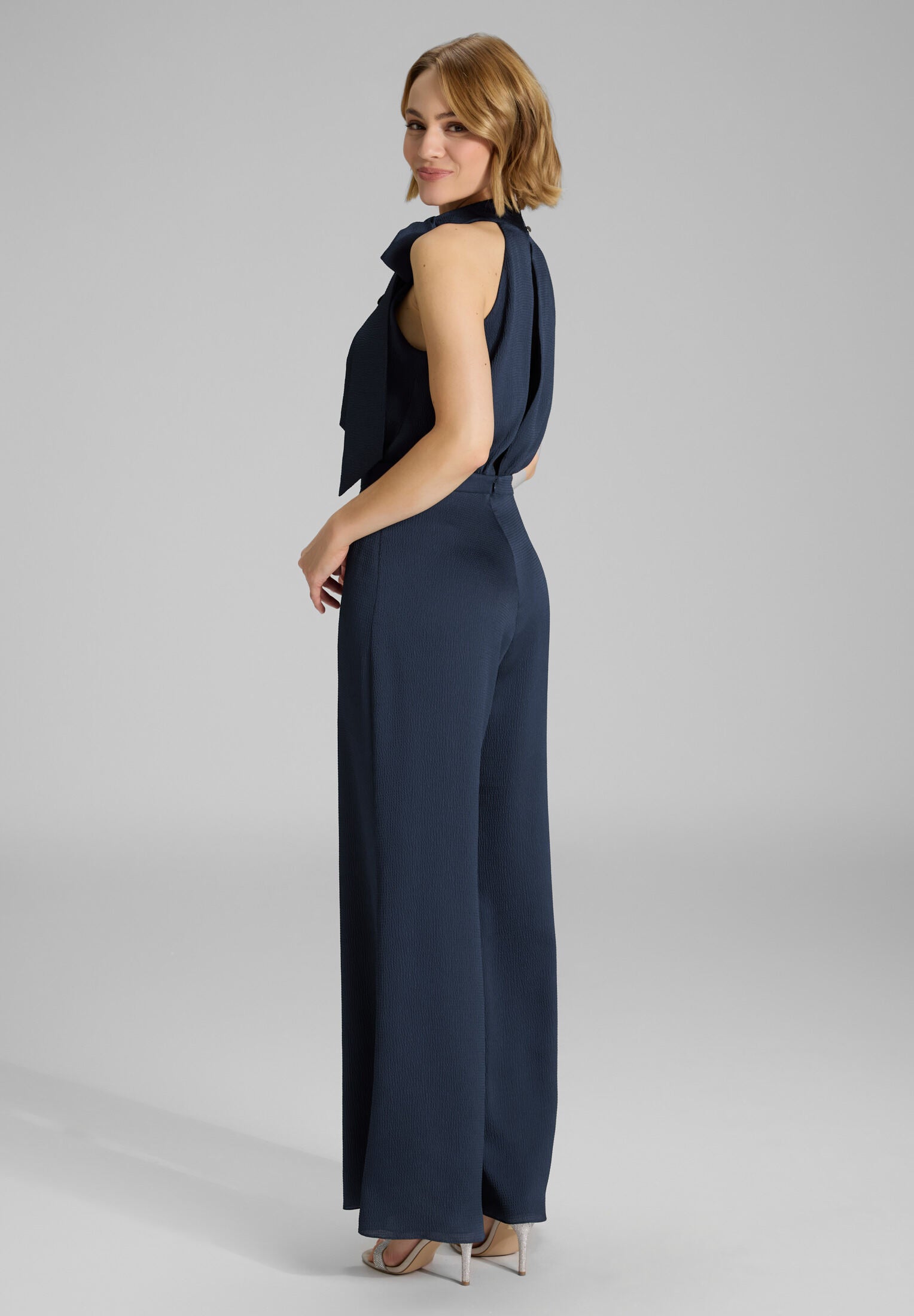 Jumpsuit mit Schluppe aus gehämmertem Satin