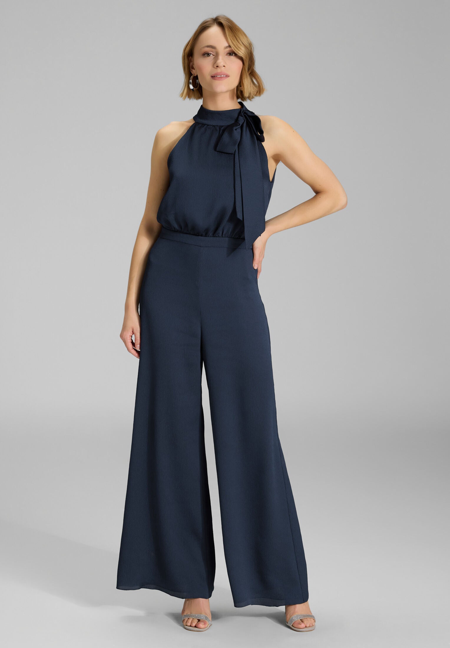 Jumpsuit mit Schluppe aus gehämmertem Satin navy 48