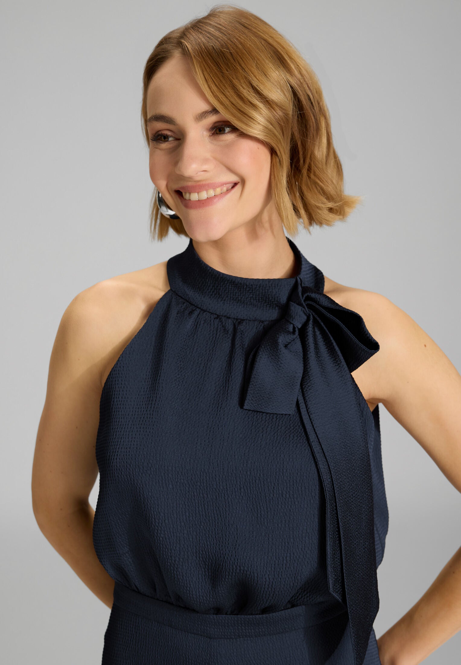 Jumpsuit mit Schluppe aus gehämmertem Satin