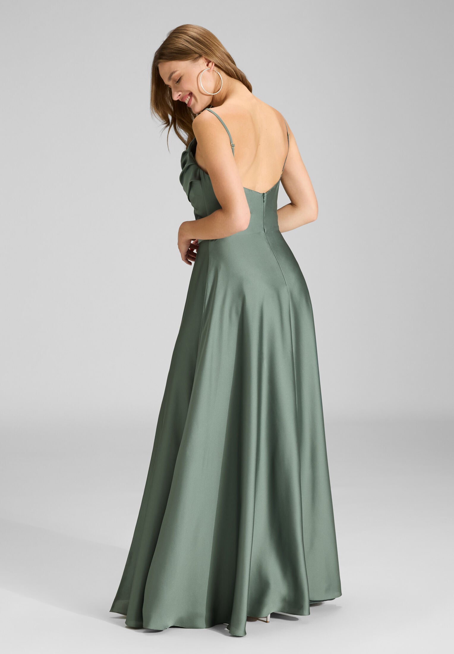 Abendkleid aus nachhaltigem Satin mit Wasserfall-Ausschnitt und Beinschlitz