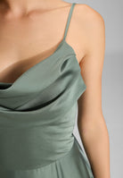 Abendkleid aus nachhaltigem Satin mit Wasserfall-Ausschnitt und Beinschlitz