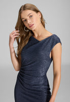 Cocktailkleid aus foliertem Jersey in Bouclé Optik mit Drapierungen