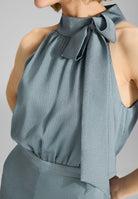 Jumpsuit mit Schluppe aus gehämmertem Satin