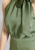 Jumpsuit mit Schluppe aus gehämmertem Satin