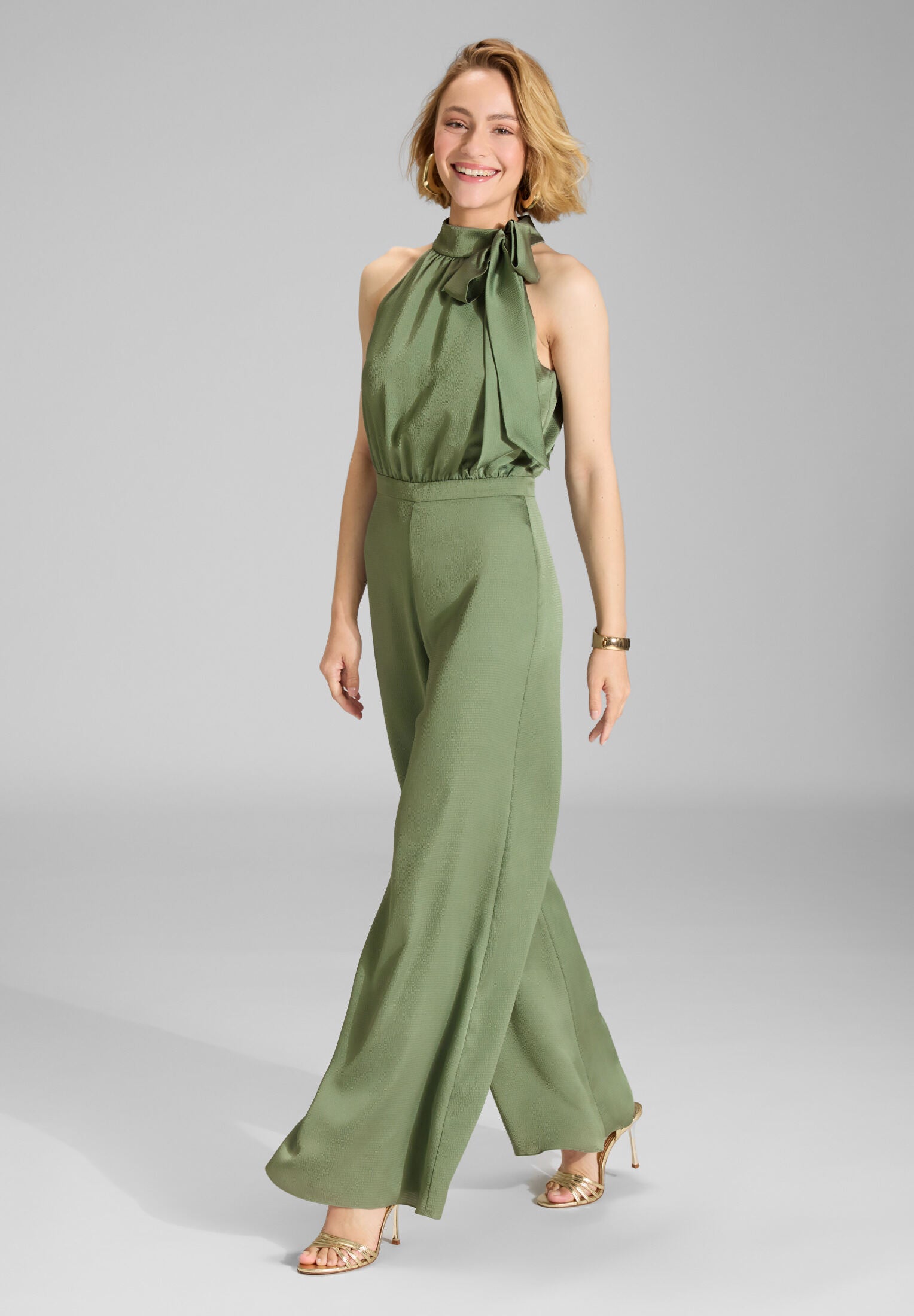 Jumpsuit mit Schluppe aus gehämmertem Satin