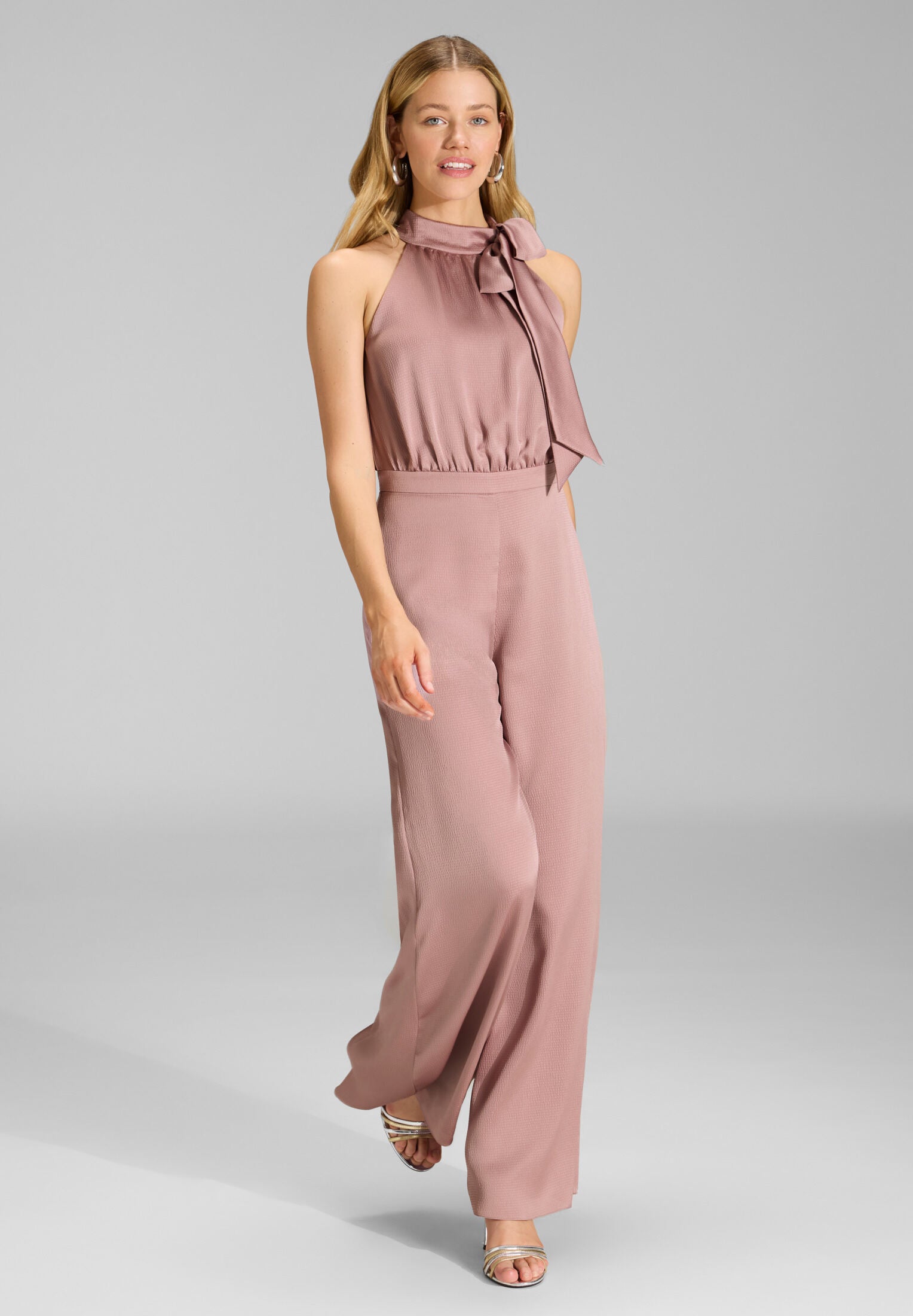 Jumpsuit mit Schluppe aus gehämmertem Satin