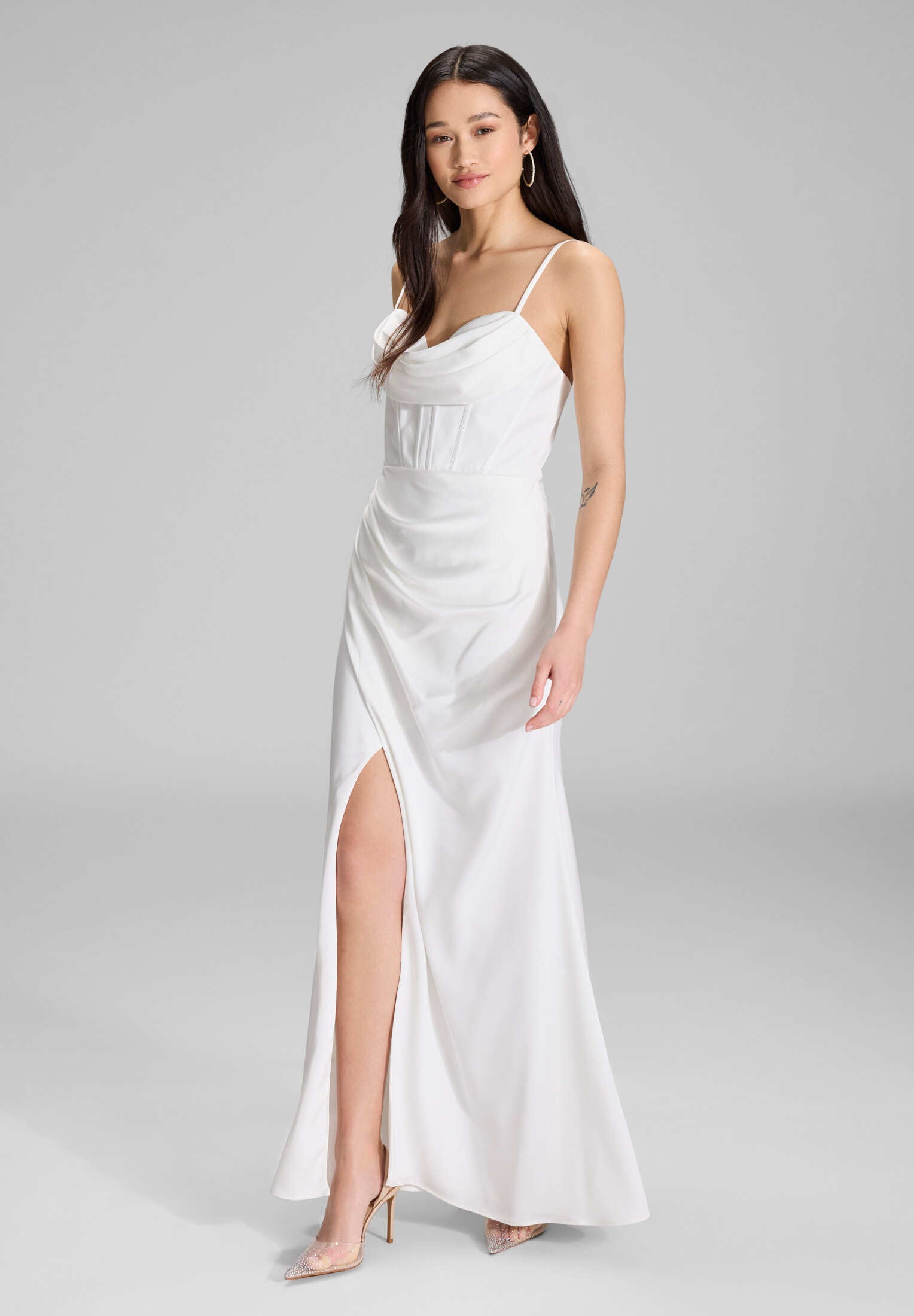 Satinkleid mit Drapierung und Beinschlitz