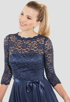 Kleid im zarten Spitzenlook und Dreiviertelarm