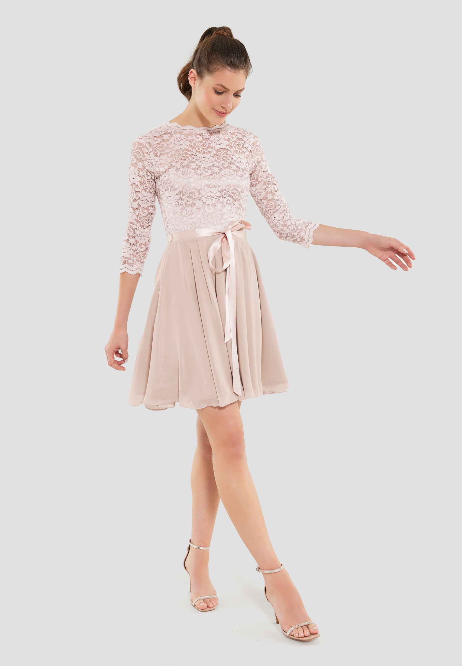 Kleid im zarten Spitzenlook und Dreiviertelarm peach blush