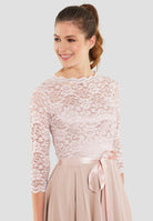 Kleid im zarten Spitzenlook und Dreiviertelarm