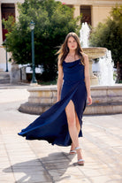 Abendkleid aus nachhaltigem Satin mit Wasserfall-Ausschnitt und Beinschlitz future blue