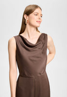 Jumpsuit aus Satin mit Wasserfallausschnitt