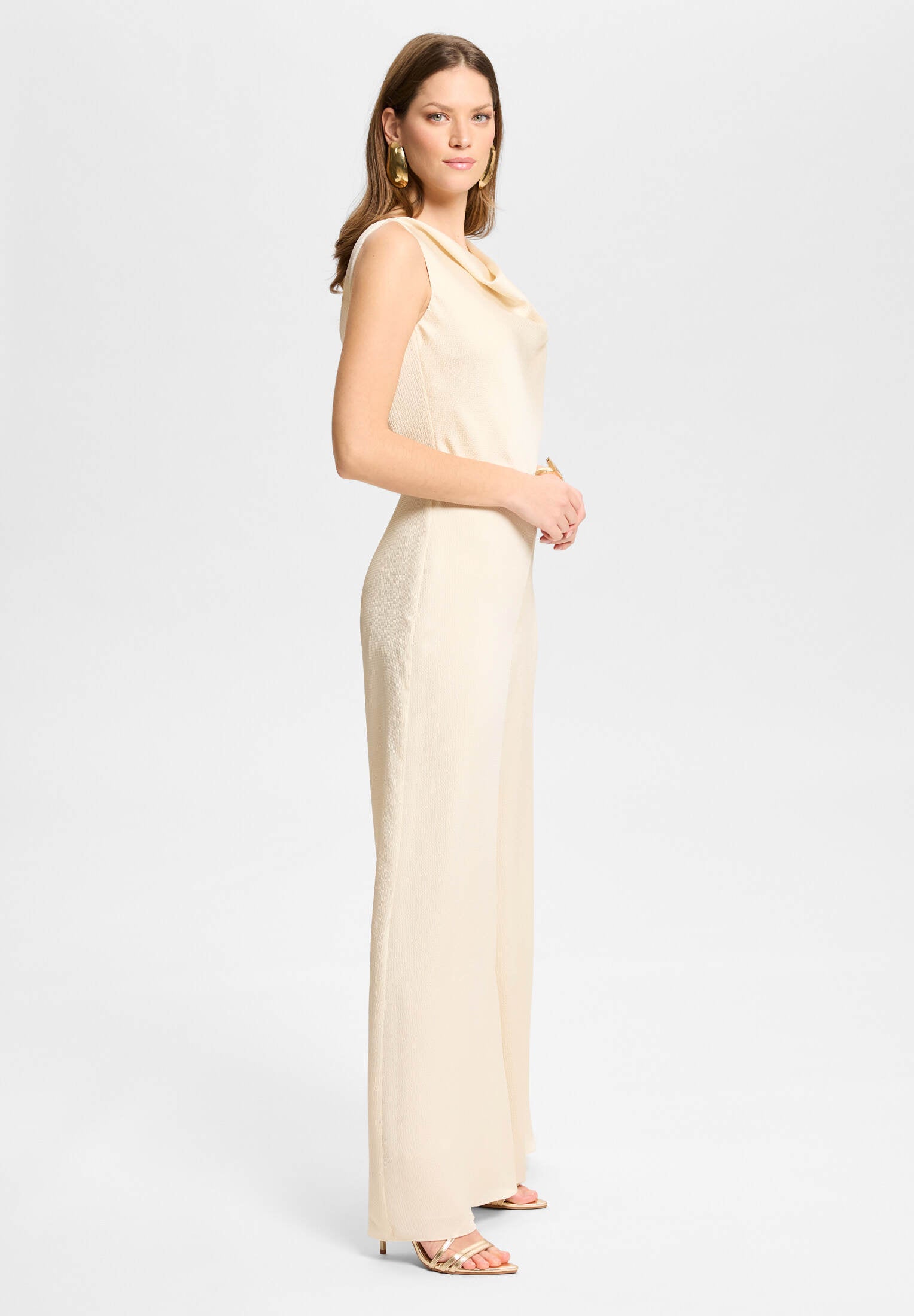 Jumpsuit aus Satin mit Wasserfallausschnitt