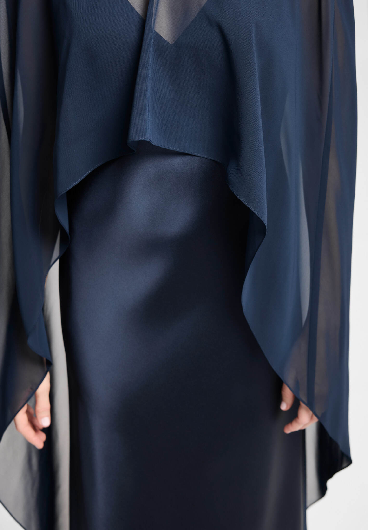 Abendkleid aus Satin mit abnehmbarem Chiffon Cape