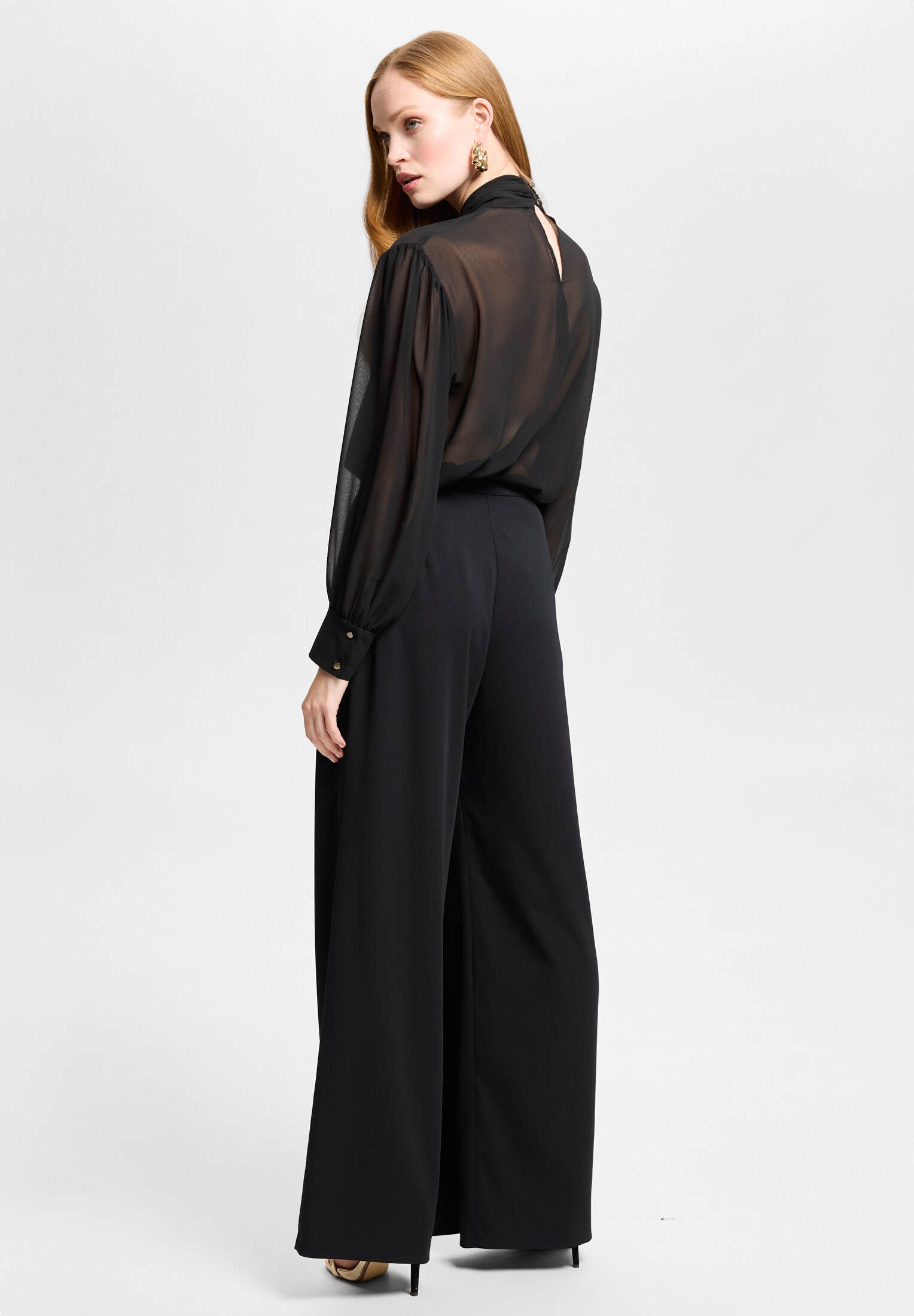 Bundfaltenhose mit asymmetrischer Überlappung