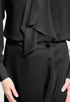 Bundfaltenhose mit asymmetrischer Überlappung