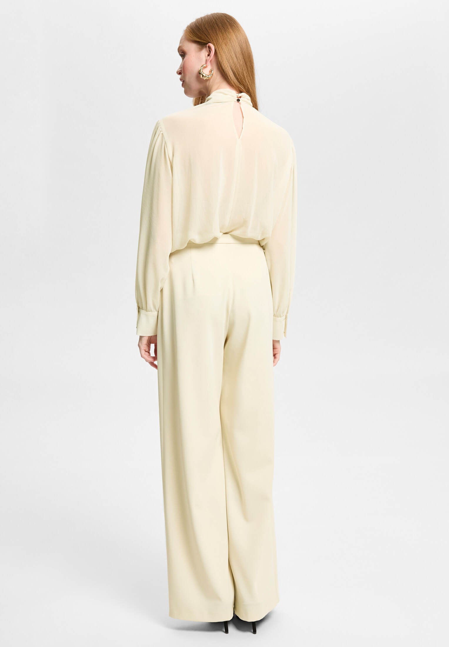 Bundfaltenhose mit asymmetrischer Überlappung