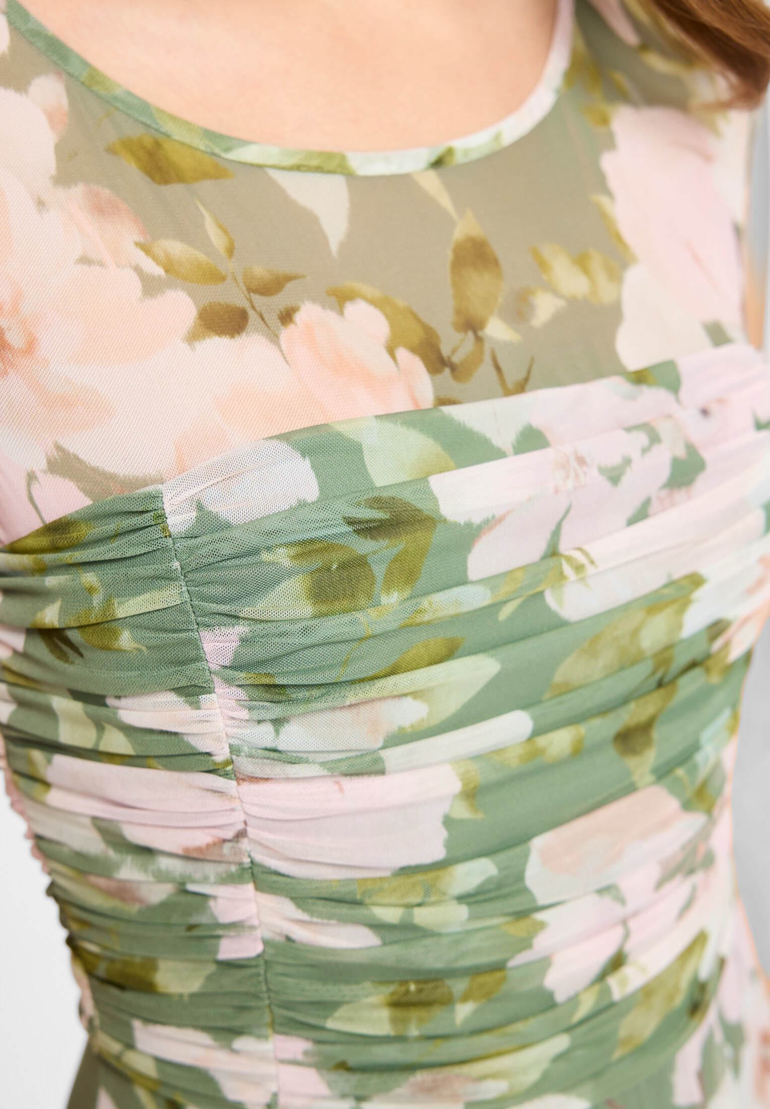 Cocktailkleid aus Mesh mit geraffter Korsage