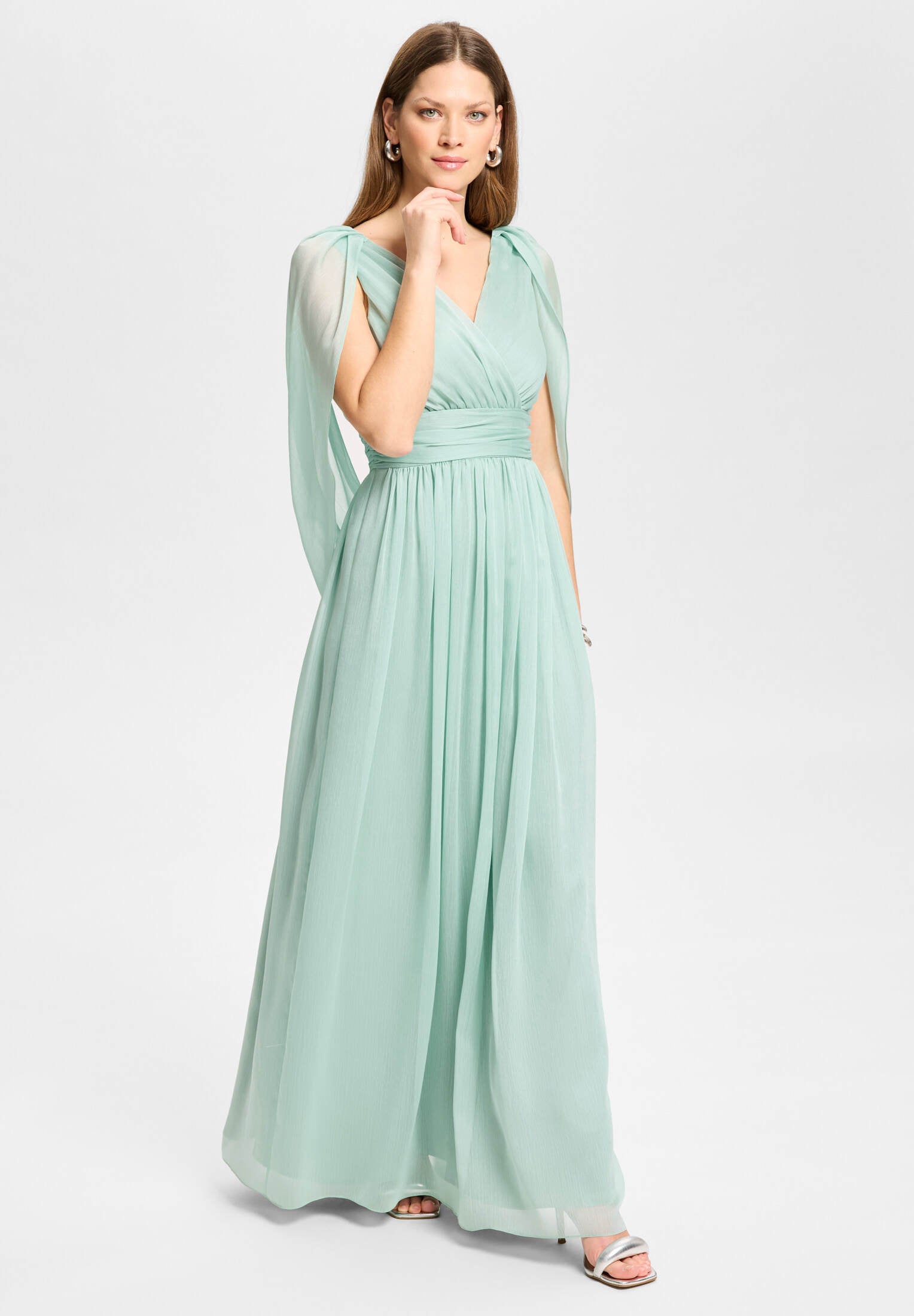 Abendkleid aus Crinkle Chiffon mit Schal-Cape