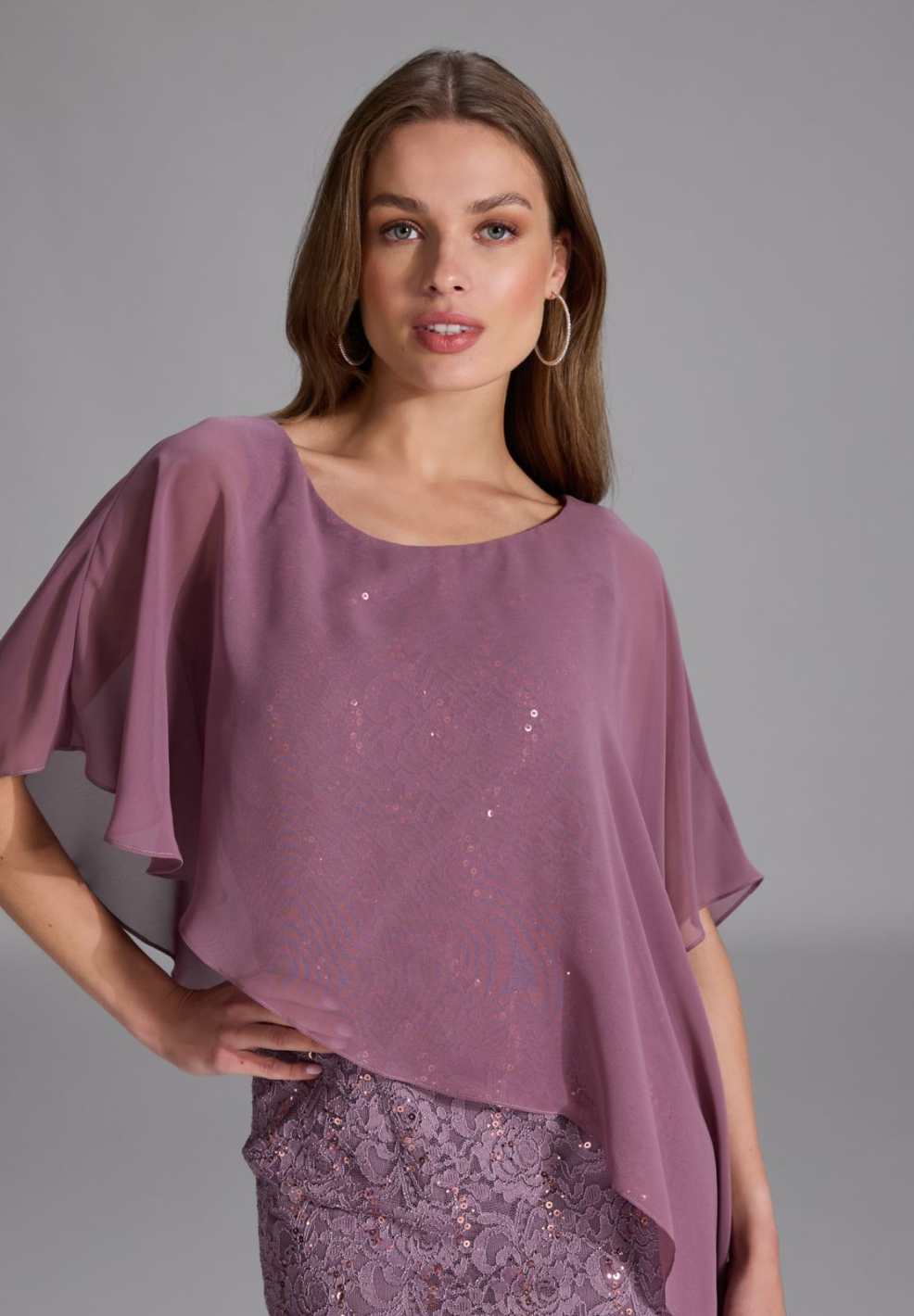 Pailletten-Kleid mit asymmetrischem Chiffon-Überwurf