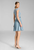 Kleid mit paillettenbesetztem Spitzenoberteil