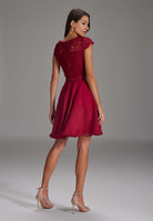 Kleid mit paillettenbesetztem Spitzenoberteil