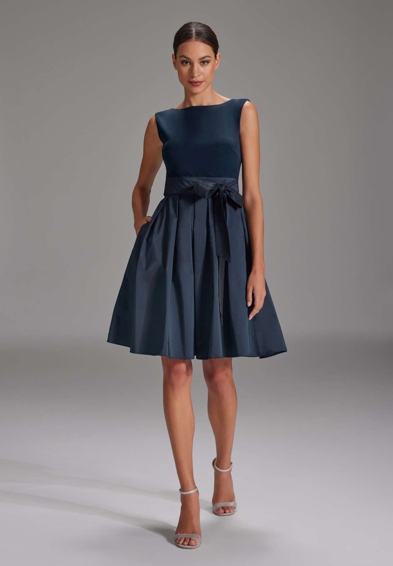 Kurzes Kleid mit Taft Rock navy