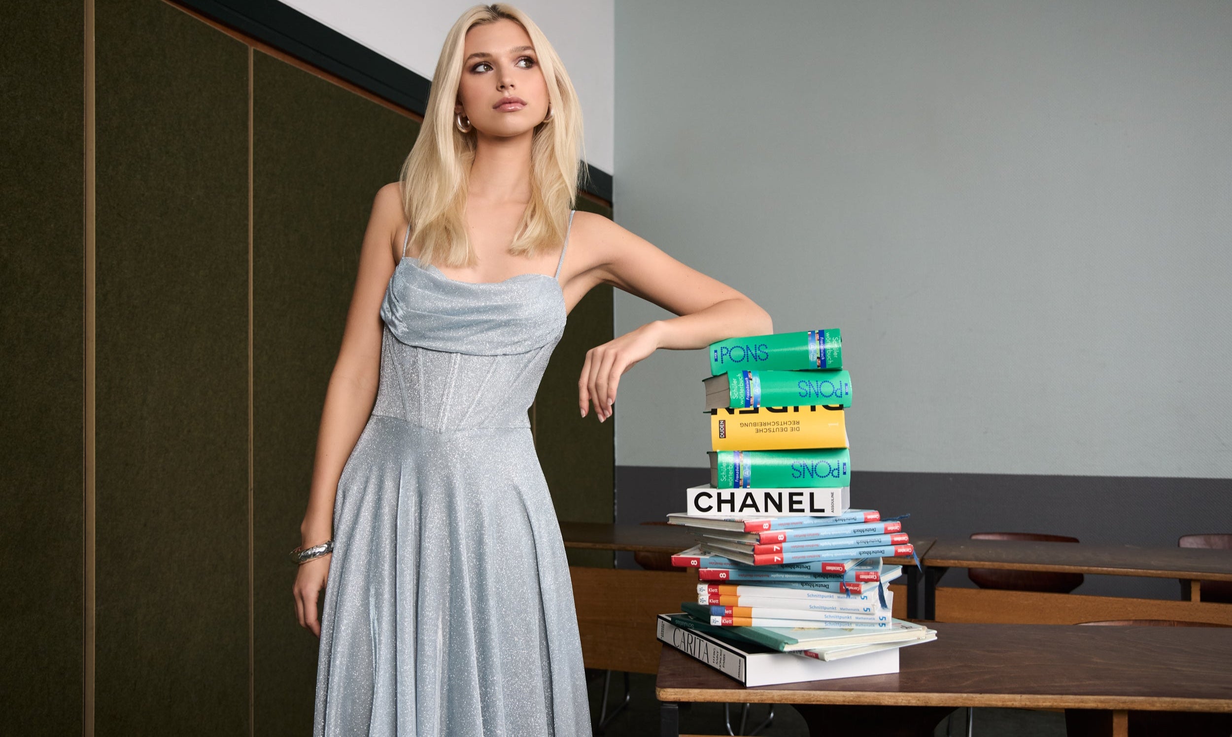 Schimmerndes Abendkleid mit Drapierung