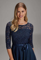 Kleid mit paillettenbesetztem Spitzenoberteil