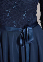 Kleid mit paillettenbesetztem Spitzenoberteil