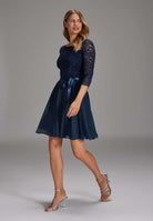 Kleid mit paillettenbesetztem Spitzenoberteil