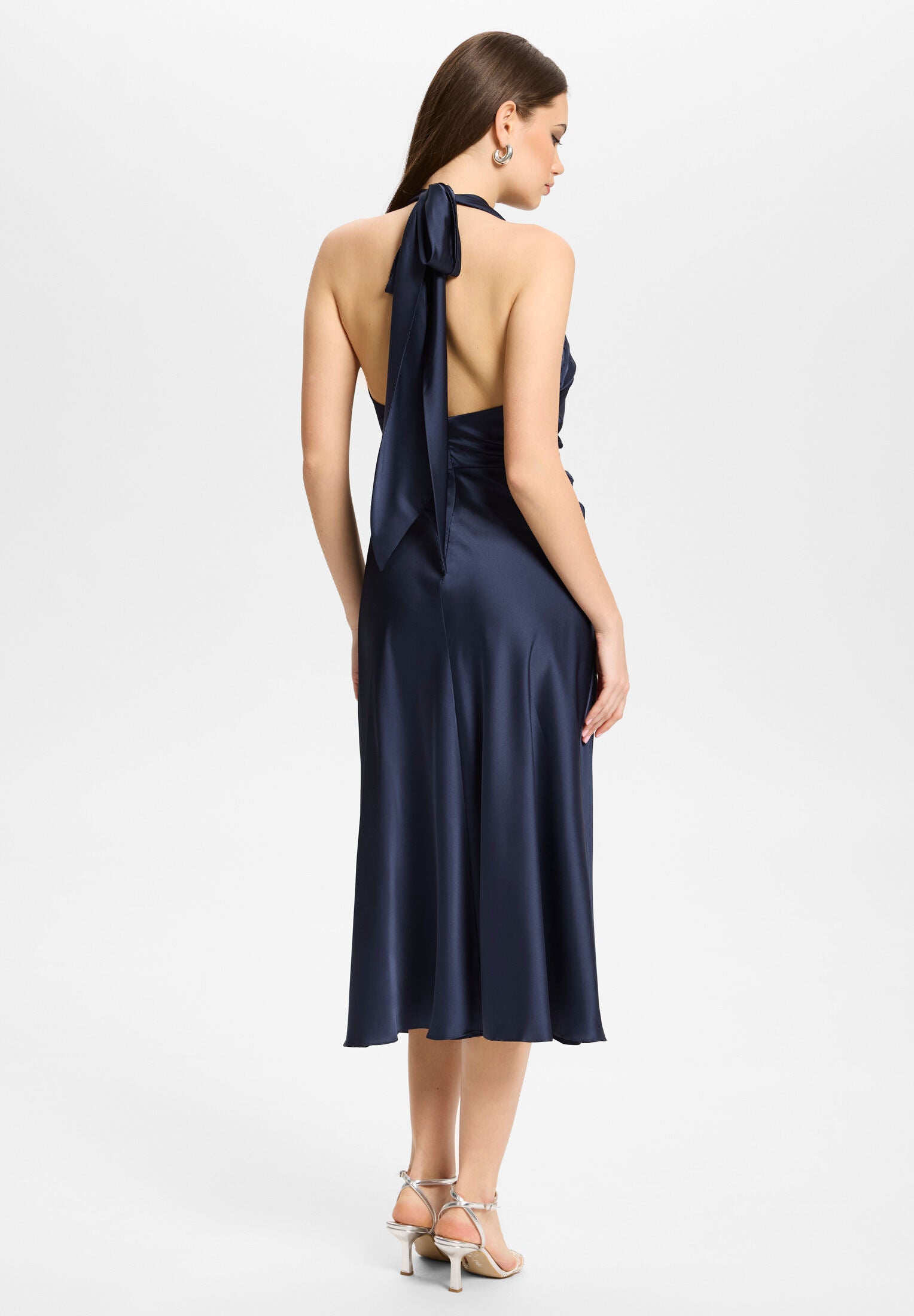 Midikleid aus Satin mit Rückenausschnitt