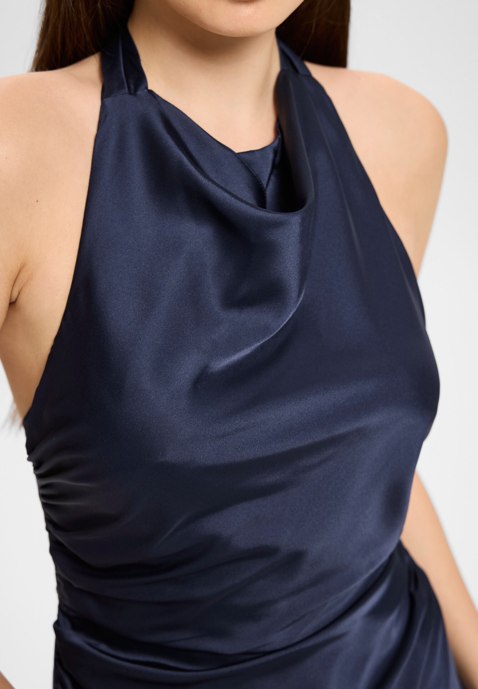 Midikleid aus Satin mit Rückenausschnitt