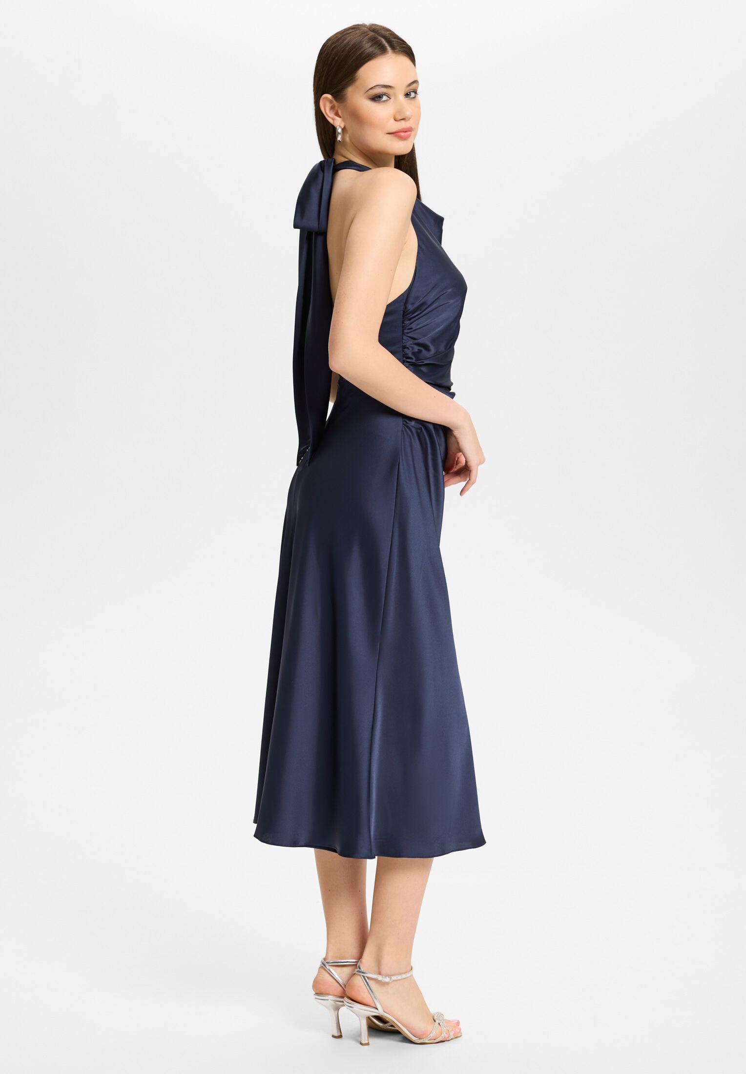 Midikleid aus Satin mit Rückenausschnitt