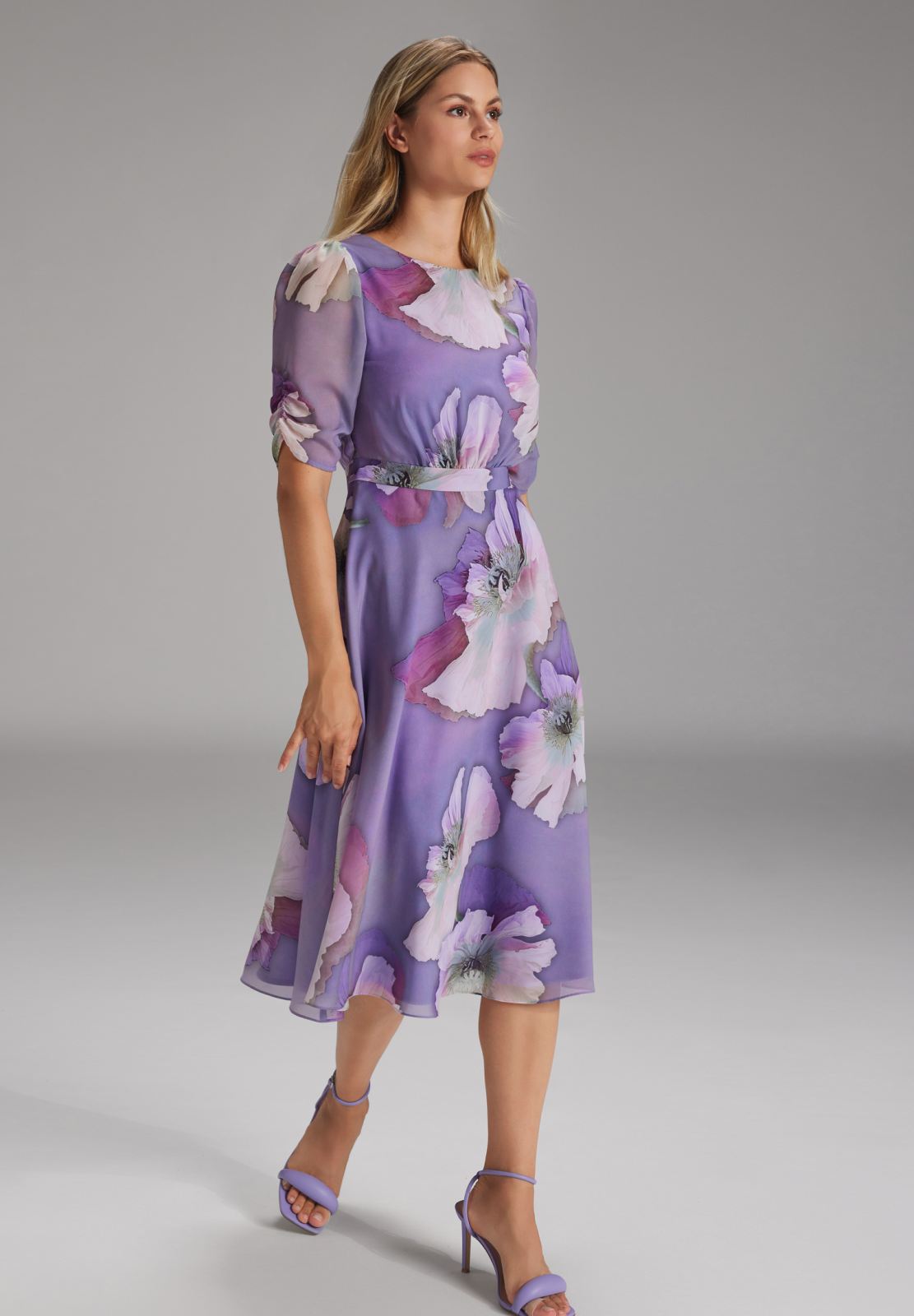 Blumiges Chiffonkleid mit Raffärmeln