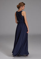 High-closed-Abendkleid mit floraler Spitze