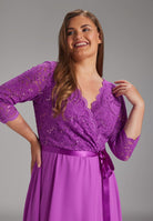 Tailliertes Chiffonkleid mit Spitze