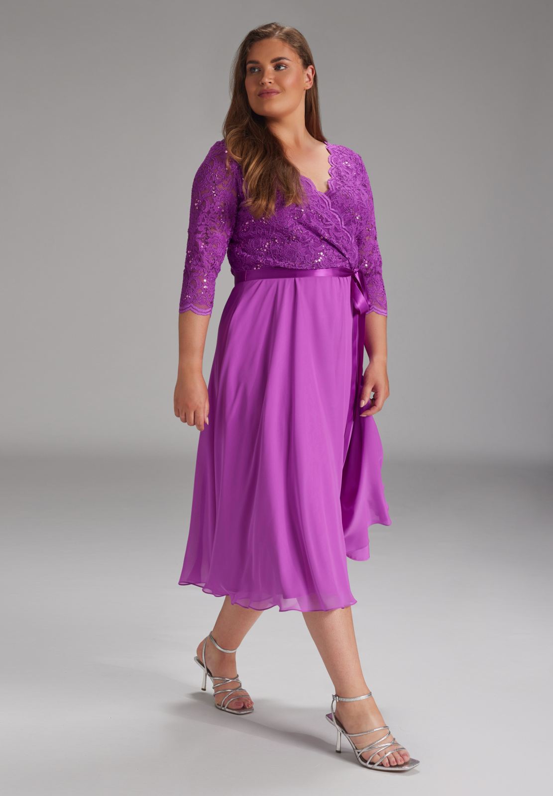 Tailliertes Chiffonkleid mit Spitze