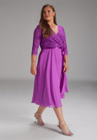 Tailliertes Chiffonkleid mit Spitze