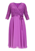 Tailliertes Chiffonkleid mit Spitze