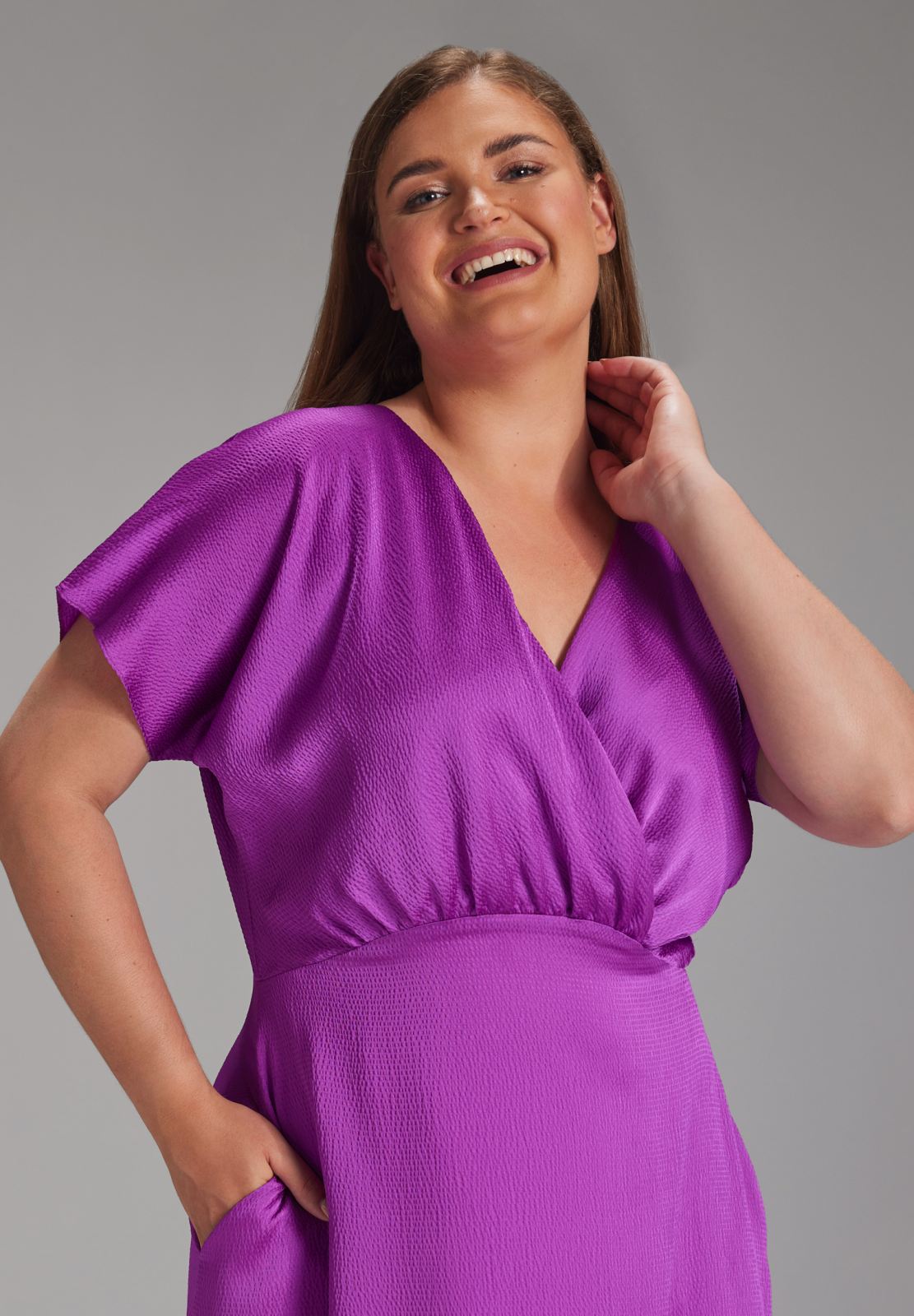 Langes Kleid aus Struktursatin