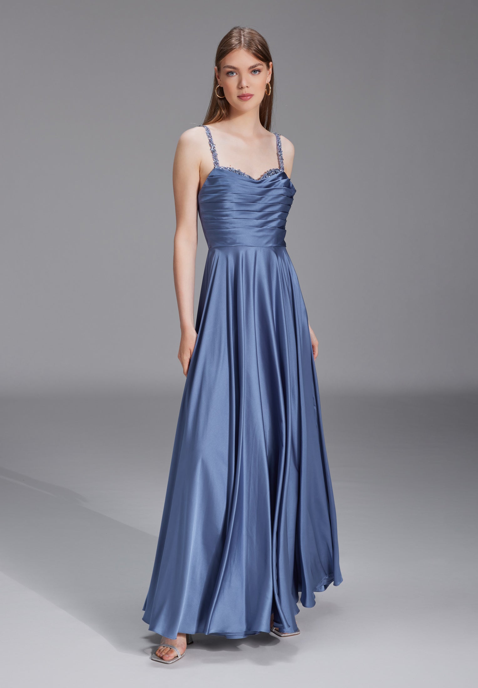 Satinkleid mit drapiertem Top und bestickten Trägern blue crocus