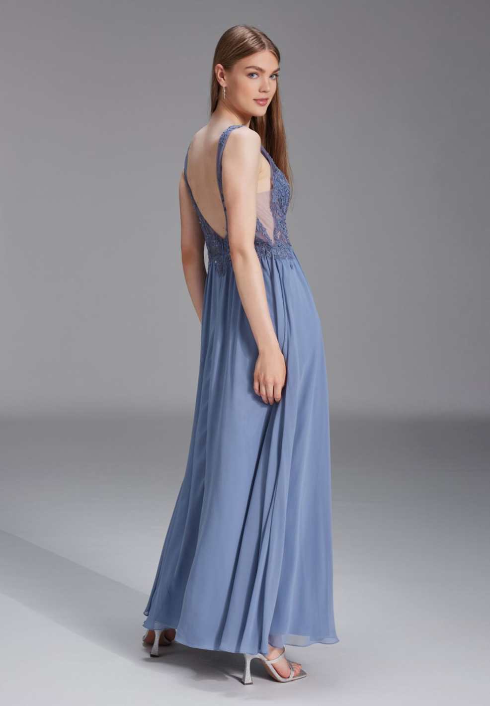 Fließendes Chiffonkleid mit Stickerei