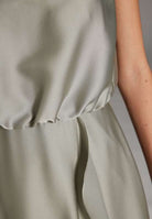 Cocktailkleid aus nachhaltigem Satin mit Volant am Saum