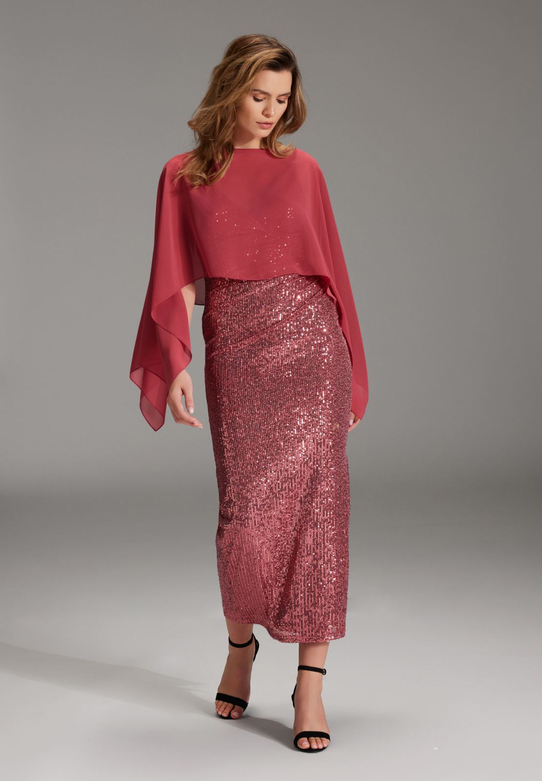 Stola aus nachhaltigem Chiffon mit Ärmelschlitzen