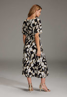 Midi Kleid aus floral bedrucktem Satin mit Wasserfall Ausschnitt