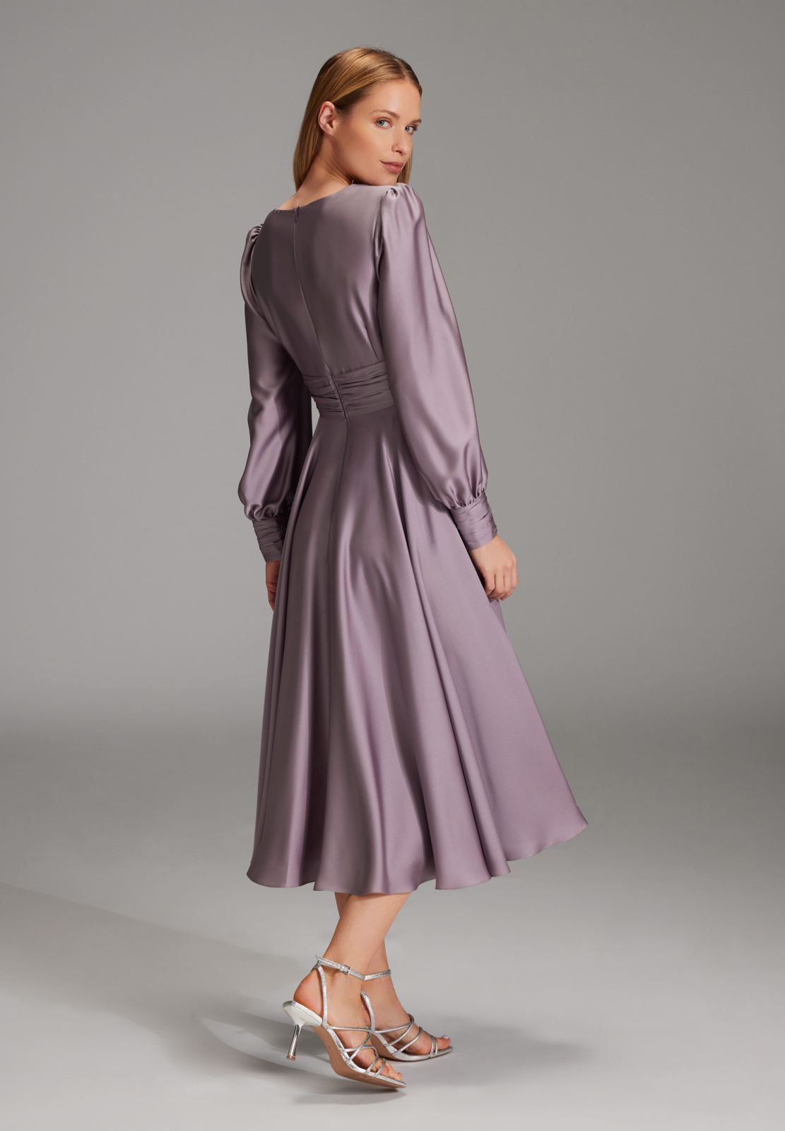 Midi Kleid aus nachhaltigem Satin mit Raffdetails