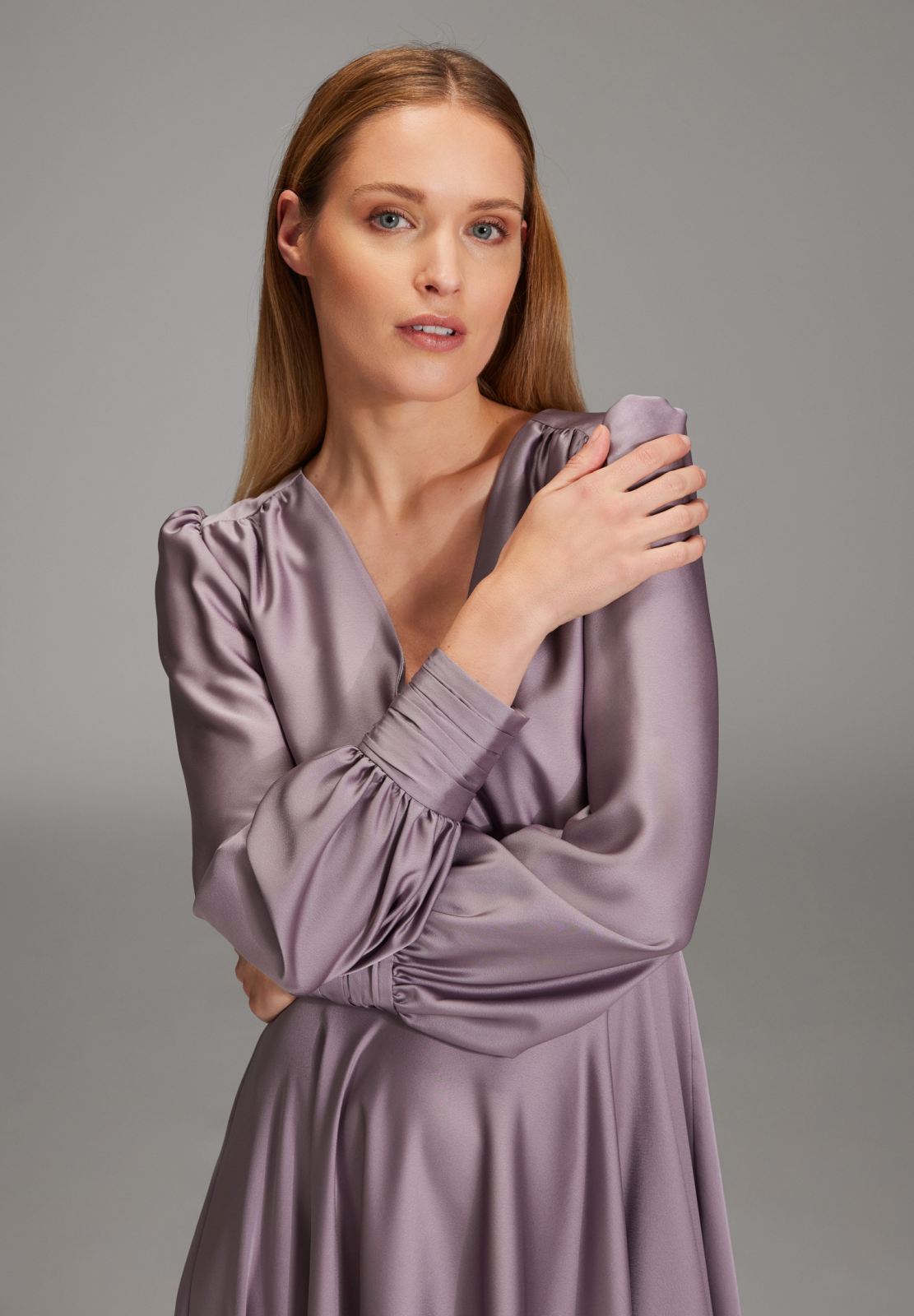 Midi Kleid aus nachhaltigem Satin mit Raffdetails