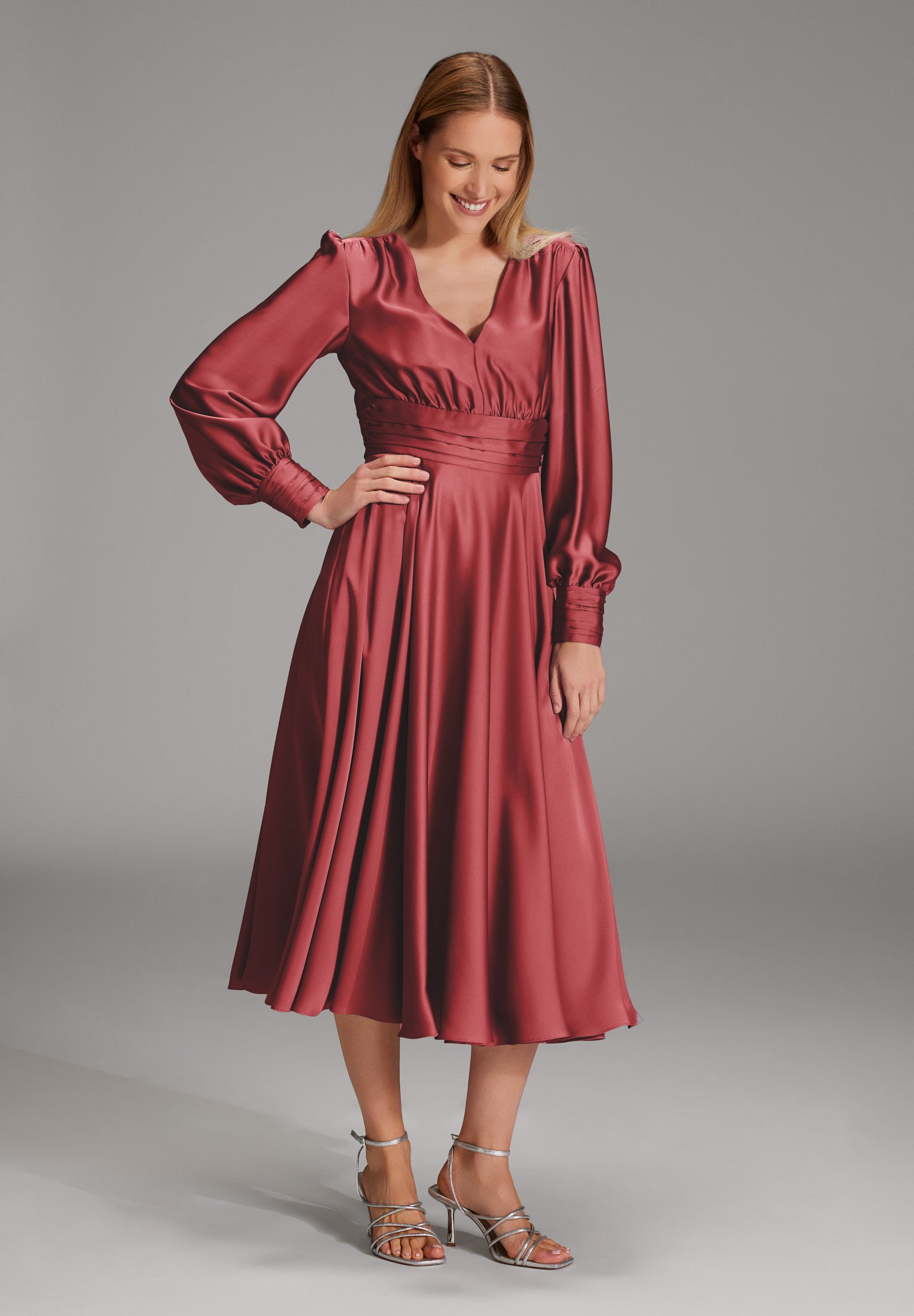 Midi Kleid aus nachhaltigem Satin mit Raffdetails brick red